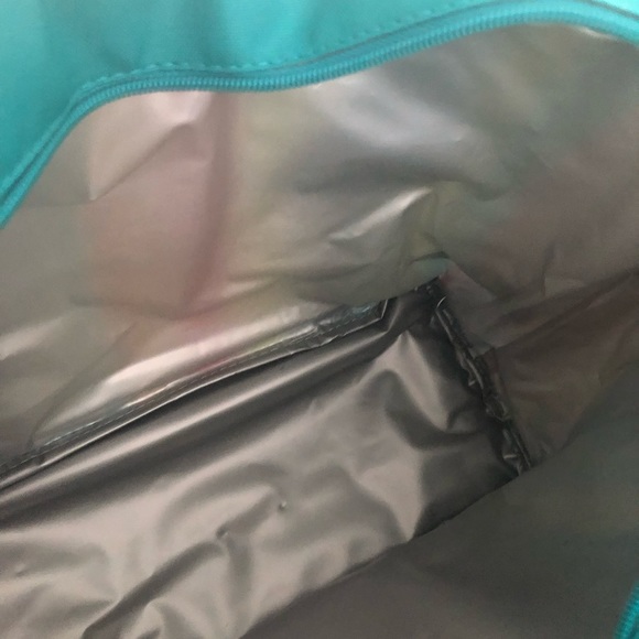 Officially licensed insulated beach tote featuring Mickey Mouse, NWT - Picture 8 of 12